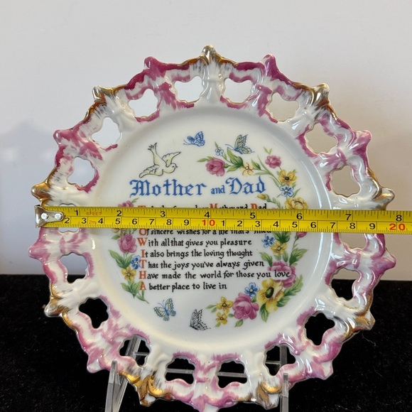VINTAGE "MOTHER AND DAD" VINTAGE DECORATIVE 8" WALL PLATE SCALLOPED EDGE CUT OUT - Picture 5 of 5